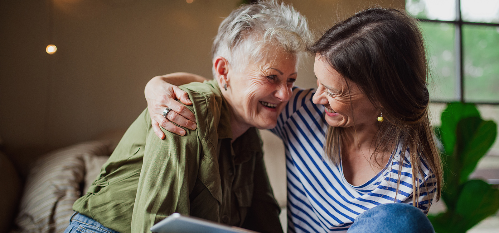 Una caregiver con la persona amata mentre ride Una caregiver con la persona amata mentre ride